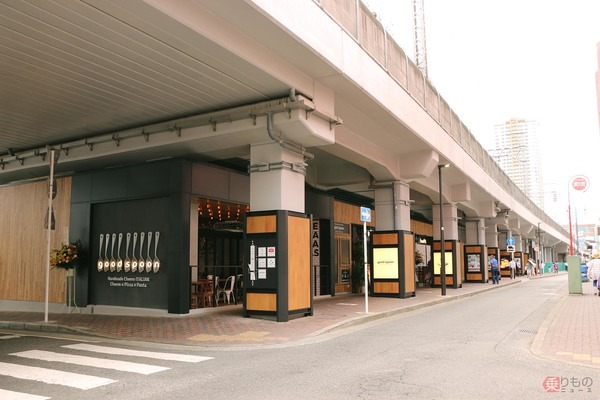 鉄道高架下に並ぶ店舗